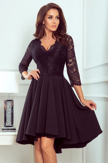 Modelka prezentuje elegancką sukienkę z koronkową górą, która podkreśla kobiecość i dodaje szyku. Sukienka z koronkową górą doskonale sprawdzi się na wieczorne wyjścia, łącząc klasykę z nowoczesnym stylem.