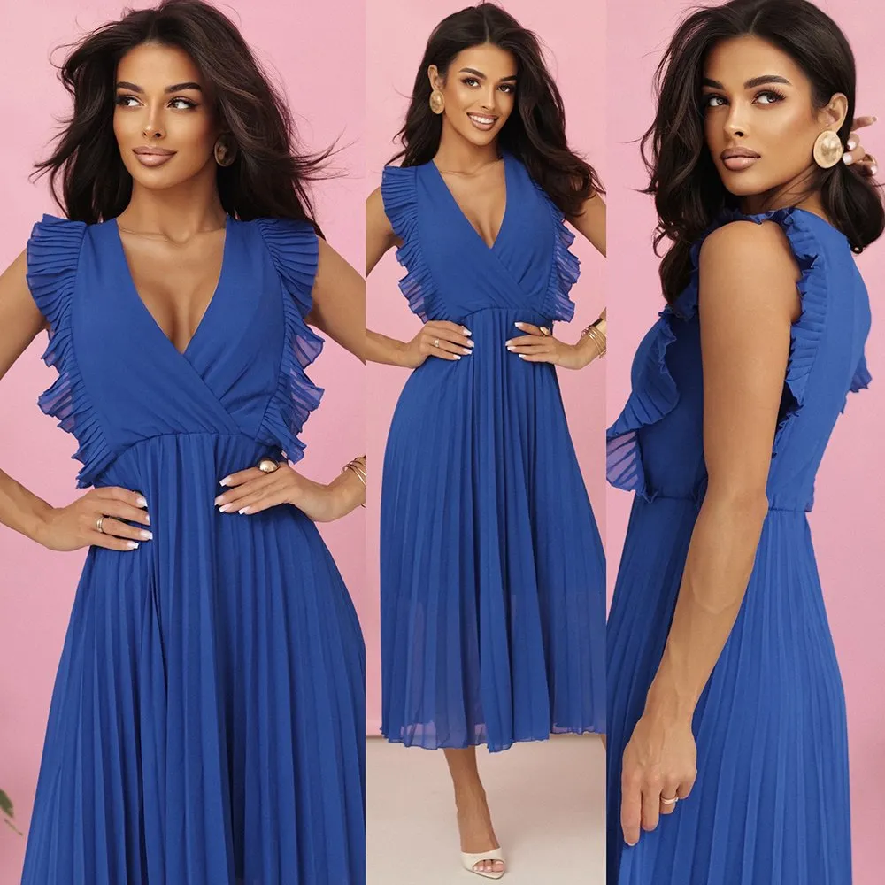 The woman in the photo is wearing a stylish green dress, perfect for both casual and formal occasions. This elegant outfit features a flattering silhouette, highlighting the dress's sophisticated design.