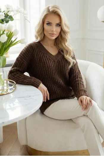  661-2 Warm oversized sweater with a chunky weave and a V-neck - chocolate 