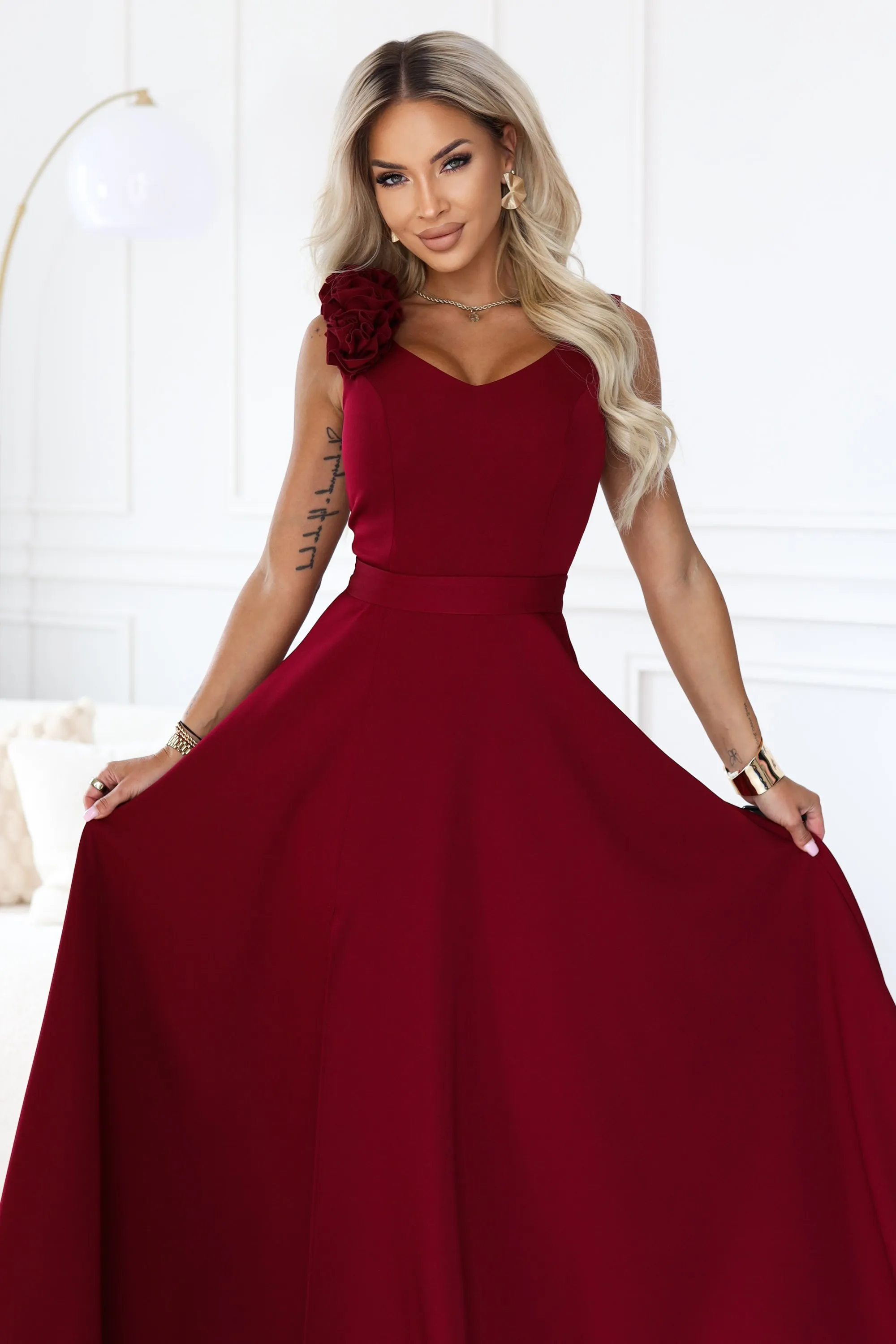 643-9 Elegancka wieczorowa suknia maxi z rozcięciem i różami - bordowa