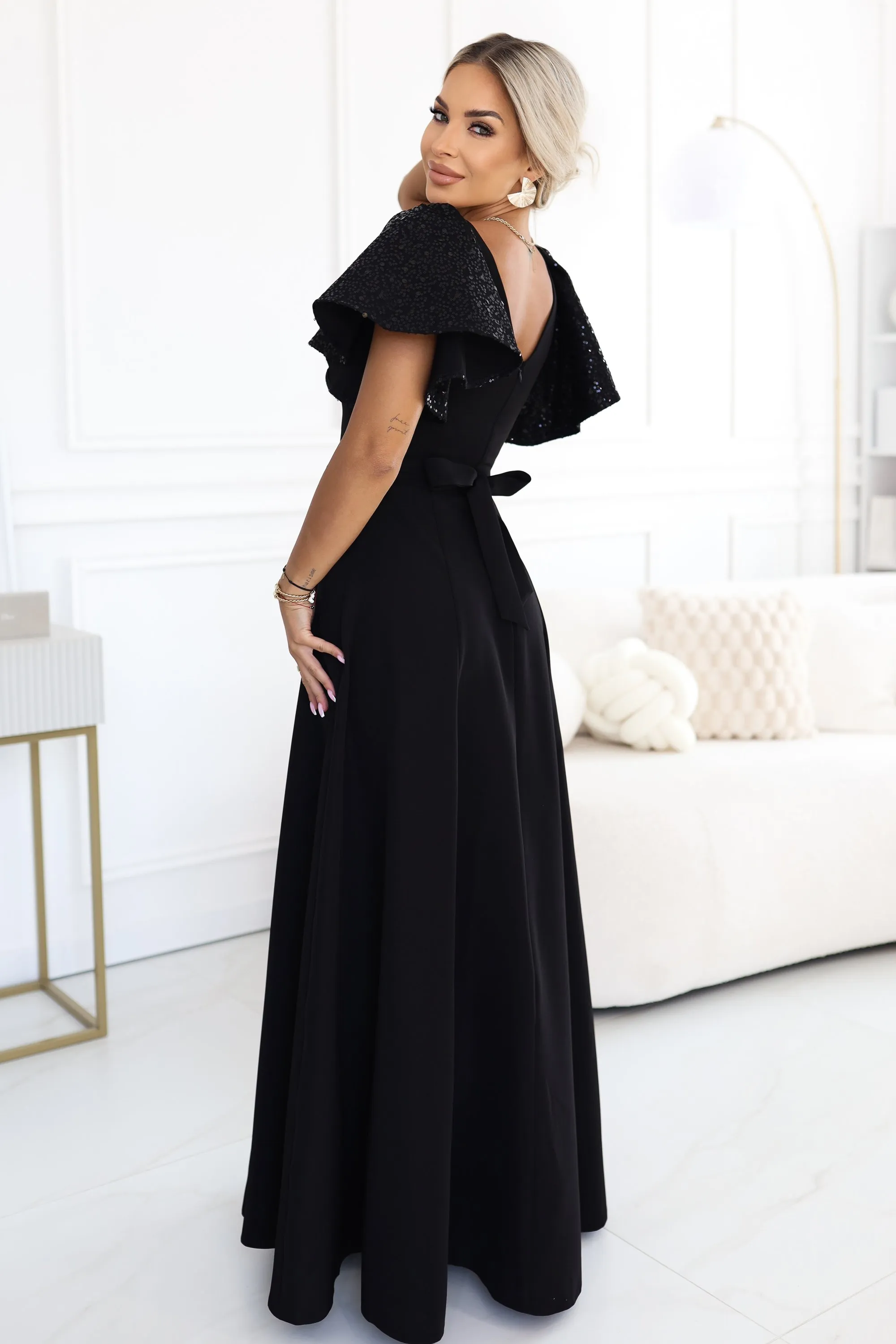 694-1 MIRELLA Elegancka rozkloszowana sukienka maxi z cekinowymi rękawkami - czarna