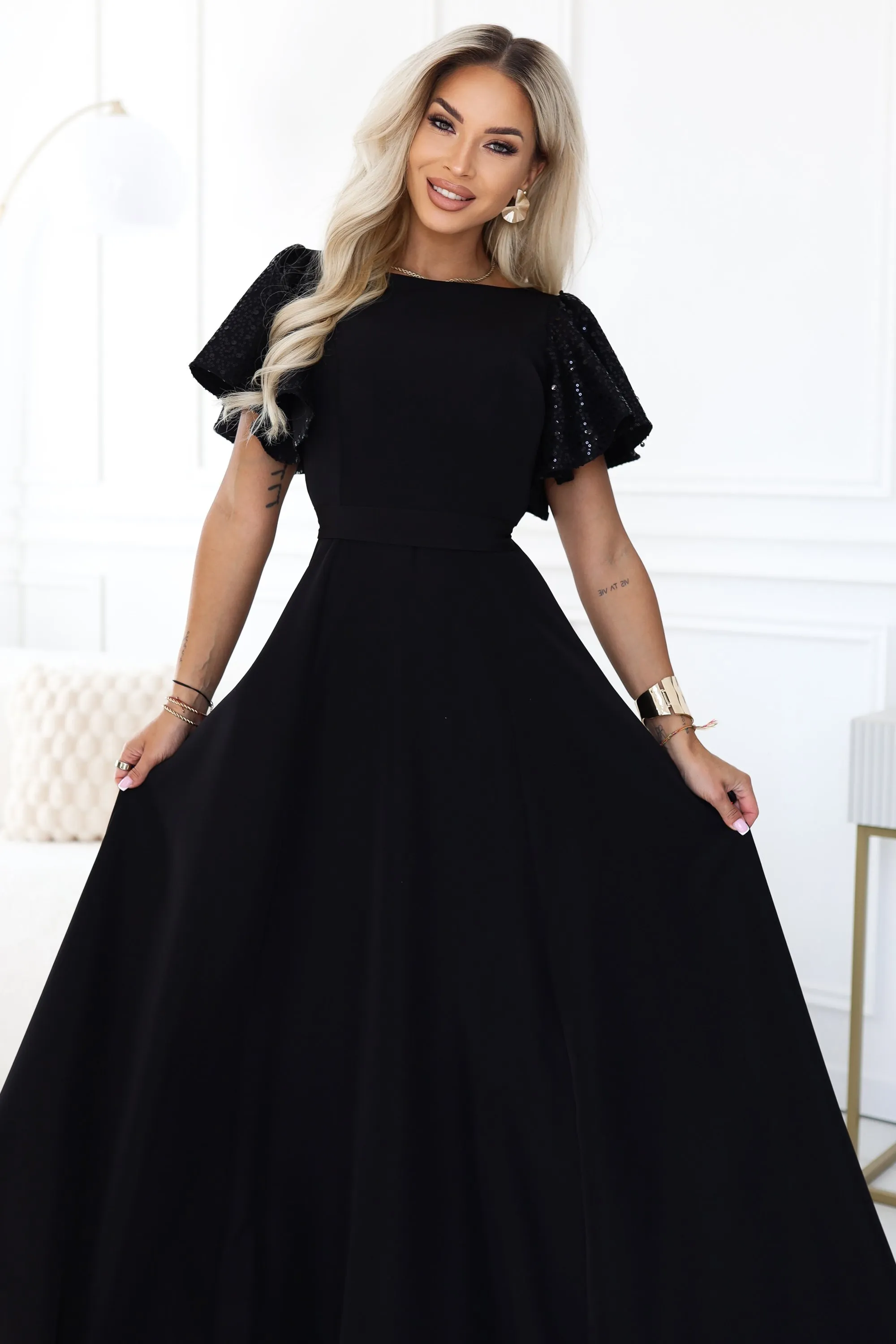 694-1 MIRELLA Elegancka rozkloszowana sukienka maxi z cekinowymi rękawkami - czarna