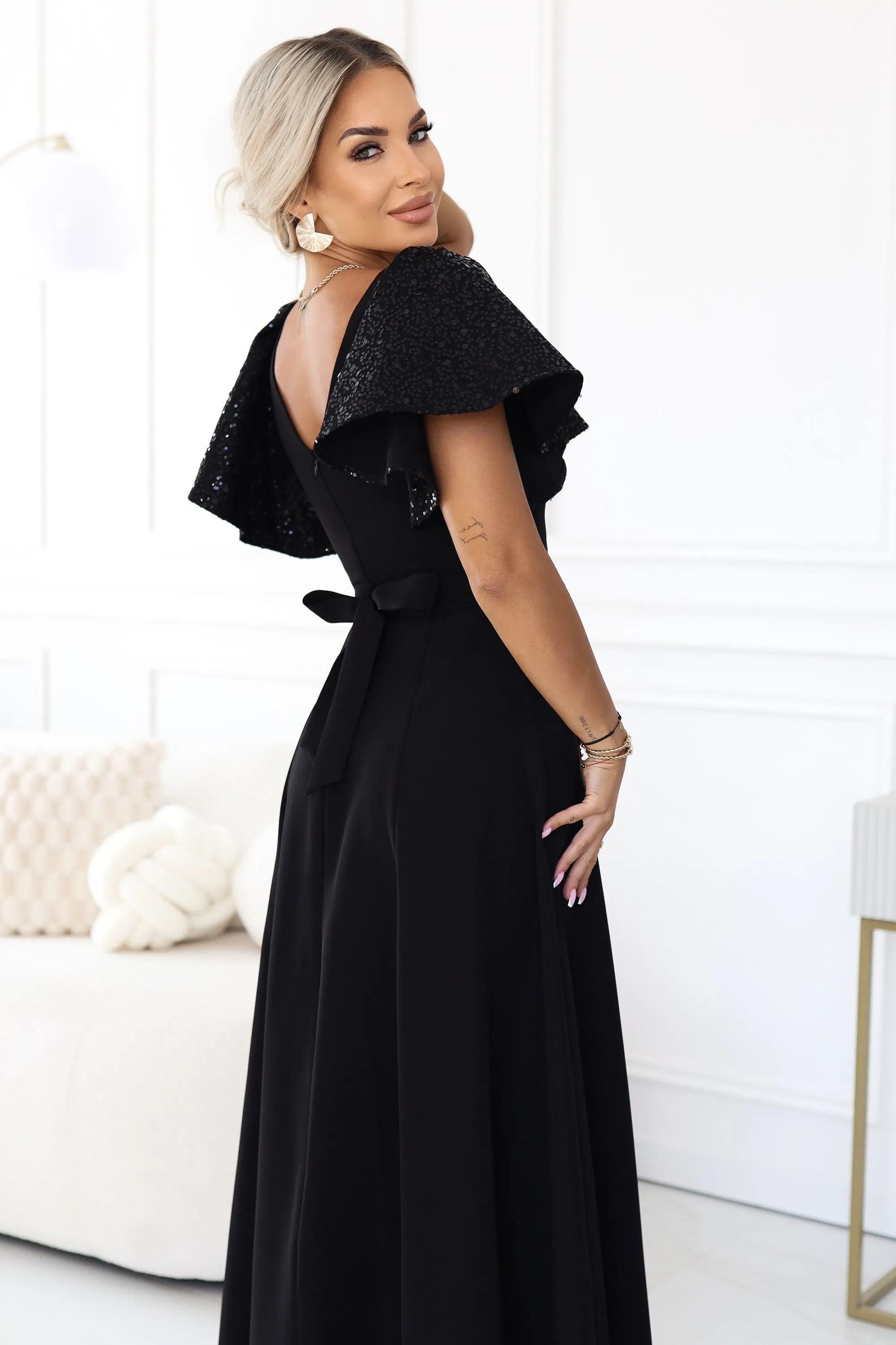 694-1 MIRELLA Elegancka rozkloszowana sukienka maxi z cekinowymi rękawkami - czarna