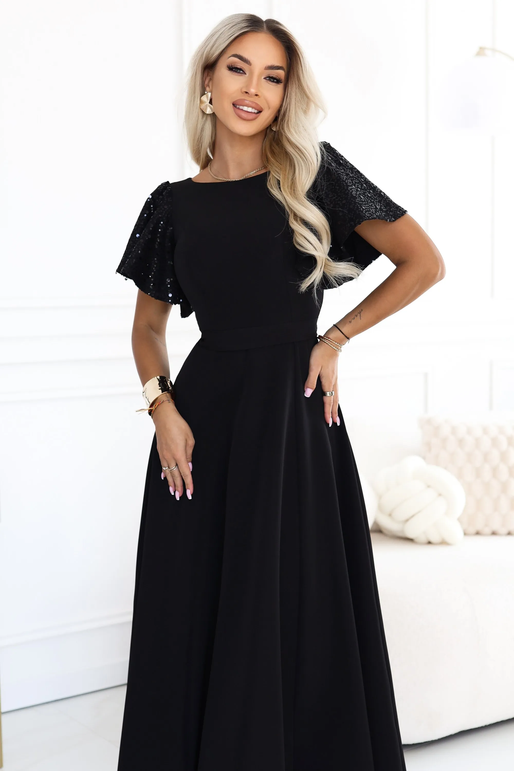 694-1 MIRELLA Elegancka rozkloszowana sukienka maxi z cekinowymi rękawkami - czarna