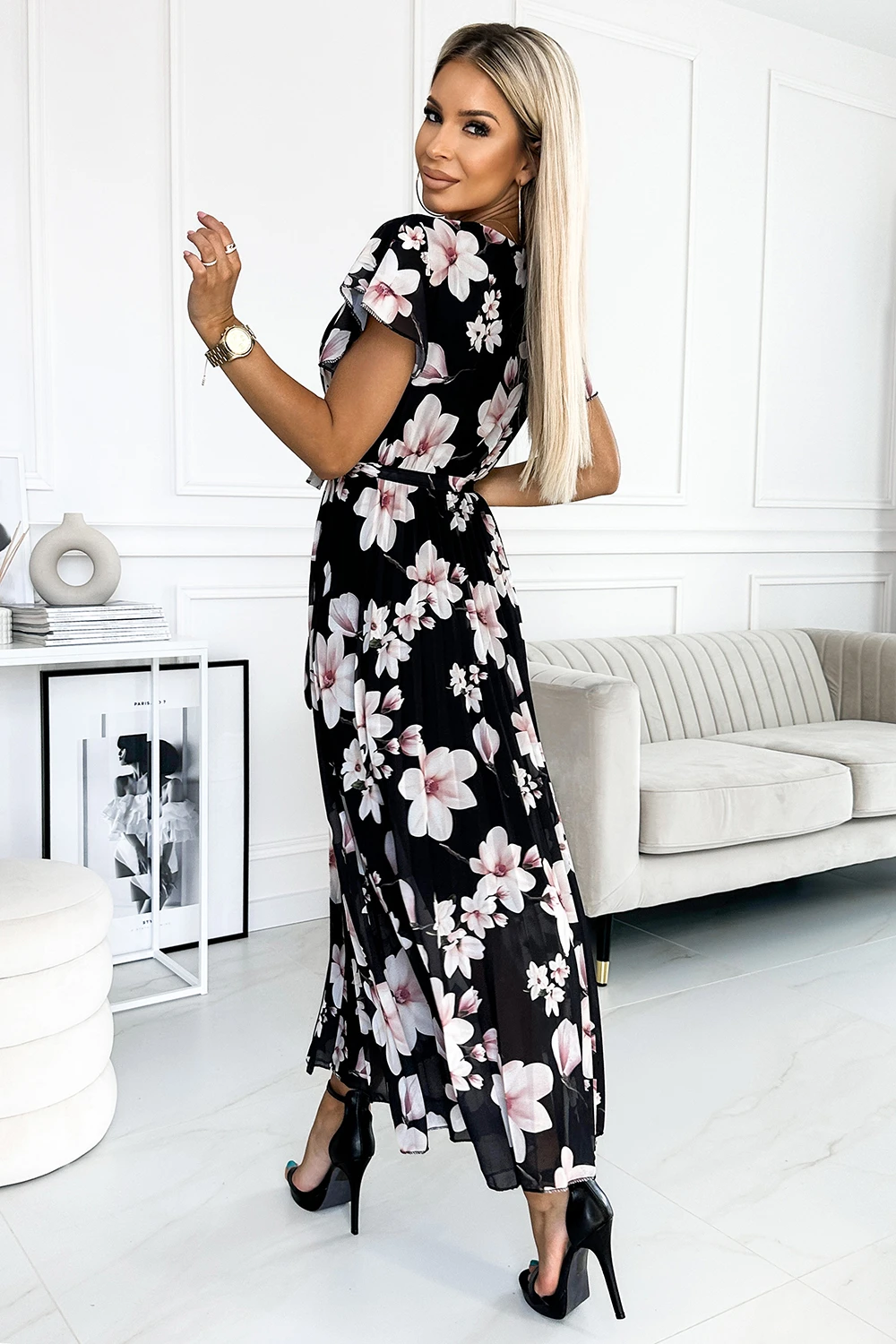 434-1 LISA Plisowana sukienka  midi z dekoltem i falbankami - kwiat brzoskwini na czarnym tle